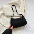 Schicke schwarze Schultertasche mit funkelnden Strasssteinen und goldfarbenen Metallteilen - Schwarz