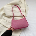 Rosa Schultertasche mit silbernen Nieten und verstellbarem Riemen für Damenmode - Rosa