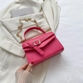 Sac à bandoulière fuchsia avec chaîne dorée et boucle sur cuir mat élégant - Rose rosé