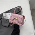 Bolso bandolera de cuero PU acolchado rosa con cierre dorado y asa redonda superior - Rosa