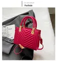 Dettaglio della borsa a tracolla fucsia con trapuntatura a V e fibbie in metallo dorato - Rosa Rosso