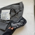 Minimalistische Schultertasche aus grauem Jacquard-Stoff mit Kettendetail auf einem Blazer - Schwarz