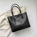 Grande borsa tote nera con motivo a coccodrillo e doppi manici in ecopelle di alta qualità - Nero