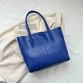 Borsa tote minimalista capiente con motivo a coccodrillo in blu reale - Blu