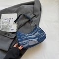 Retro blaue Jeans-Achseltasche mit weißen Distressed-Streifen und silbernem Kettengriff - Dunkelblau