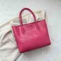 Borsa tote capiente rosso rosa con trama a coccodrillo goffrata e design elegante - Rosa