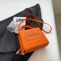 Lebhafte orangefarbene Stepptasche mit Tragegriff oben und Metallreißverschluss - Orange
