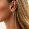 Dettaglio di un ear cuff argento con catenine pendenti e perline metalliche sul modello - Stile Nappa di Perle di Metallo a Catena Sottile (E2-03788) / Argento
