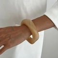 Detailaufnahme des durchscheinenden bernsteinfarbenen Harzarmreifs in dickem Design - Verdickter Harzstil / Beige