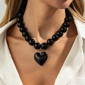 Collier de perles tendance avec perles rondes noires brillantes et grand pendentif coeur - Noir