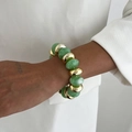 Détail de perles en marbre vert et sphères dorées sur un bracelet perlé minimaliste - Vert clair