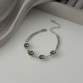 Gros plan de gemmes grises carrées sur une chaîne argentée avec fermoir mousqueton - Bracelet en cristal gris foncé carré (03029)