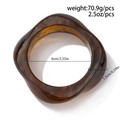 Detailansicht des klobigen Schildpatt-Resin-Armreifs mit 6 cm Innendurchmesser und 70,9 g - Dunkelbraun (02252)