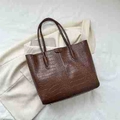 Borsa tote capiente minimalista in pelle goffrata coccodrillo rosso marrone - Marrone
