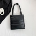 Bolso tote negro acolchado minimalista para mujer con textura de nailon ligero - Negro