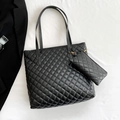 Schicke gesteppte Tote-Bag in Schwarz mit passender Innentasche auf minimalistischem Hintergrund - Schwarz