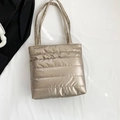 Bolso de hombro acolchado color champán para mujer con diseño casual y acabado brillante - Dorado