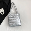 Bolso tote acolchado plateado metalizado con costuras acolchadas y acabado brillante - Plateado