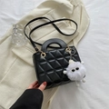 Sac à bandoulière noir matelassé avec poignée et breloque monstre en peluche - Avec Pendentif / Noir