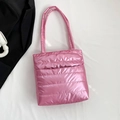 Bolso tote acolchado rosa fucsia metalizado con textura acolchada y acabado brillante - Rosa