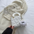 Sac à main blanc matelassé avec motifs à losanges, anses rondes et pendentif peluche - Avec Pendentif / Blanc