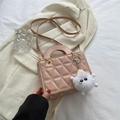 Sac à main matelassé rose clair avec détails dorés et charmant pendentif monstre blanc - Avec Pendentif / Rose