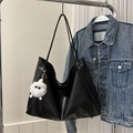 Minimalistische schwarze große Tragetasche mit weißem Plüschanhänger und schmalen Trägern - Mit Anhänger / Schwarz