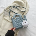Sac bandoulière bleu ciel matelassé en similicuir avec pompon blanc décoratif - Avec Pendentif / Bleu