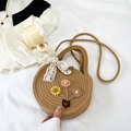 Dettaglio di borsa rotonda in corda con fiori 3D, coccinella e fiocco di pizzo fine - Stile Pizzo Floreale (Stile 2) / Kaki
