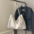 Minimalistische weiße Shopper-Tasche mit Plüschanhänger und langen Schulterriemen für Alltag - Mit Anhänger / Weiß