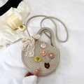 Dettaglio della borsa rotonda intrecciata con accenti floreali e fiocco in pizzo - Stile Pizzo Floreale (Stile 2) / Grigio
