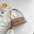 Bolso baguette beige de moda con correa larga sobre tela blanca texturizada - Caqui