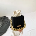 Sac seau plissé noir chic avec pochette intérieure blanche et grosse chaîne dorée - Noir