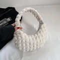Bolso de media luna blanco con textura de palomitas y cremallera plateada elegante - Blanco Roto