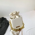 Sac seau blanc tressé avec poignée en chaîne dorée et pochette intérieure à cordon - Blanc