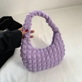 Bolso de media luna lila con textura de burbujas y elegantes pliegues suaves - Morado