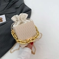Chique beige bucket bag met waterrimpelpatroon, gouden kettinghandvat en schouderriem - Beige