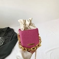 Sac seau tissé rose avec pochette à cordon crème et grosse chaîne dorée - Rose Rouge