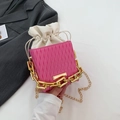 Mini geplooide emmertas in fuchsia roze met gouden ketting en handige trekkoordsluiting - Roze