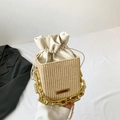 Sac seau tissé tendance de couleur crème avec une grosse chaîne dorée et cordon de serrage - Kaki
