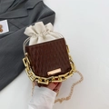 Minimalistische bucket bag van bruin structuurleer met gouden ketting en binnenzak met trekkoord - Bruin