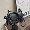Sac à bandoulière noir texturé avec foulard en soie décoratif à motif de chaîne - Noir