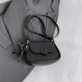 Bolso de mano cuadrado retro de cuero negro con pañuelo de lunares sobre una americana - Negro