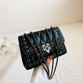 Bolso acolchado negro para mujer con tachuelas cuadradas plateadas y bandolera - Negro