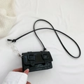 Mini borsa a tracolla nera lucida con fibbie doppie e catena trasparente chic - Nero