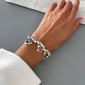 Silbernes Perlenarmband mit schwarzem Herzanhänger und 'Love' Anhänger am Handgelenk - Perlenarmband mit Herzanhänger und rundem Buchstaben-Tag (3028)