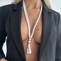 Collar largo retro de cuentas acrílicas con colgante de borla usado por una modelo - Blanco (07485)