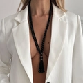 Collar largo de cuentas negras de acrílico con borla sobre modelo en traje blanco - Negro (07485)