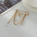 Gouden veiligheidsspeld broche met hartvormige hanger, gelaagde kettingen en witte parel - Goud