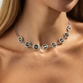 Ras de cou argenté rétro avec cristaux carrés gris sur un modèle style chic - Collier en cristal gris foncé carré (07477)